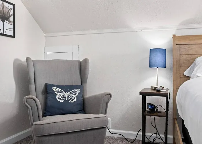 Blue Haven - Spacious 2bd In The Heights Peoria Heights